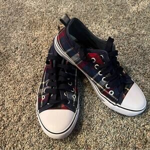 Twisted Low Top Sneakers Size 7 Plaid